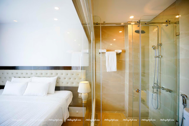 Thiết kế rất đẹp bắt mắt liên kết giữa nhà tắm và phòng ngủ tại Merit Hotel