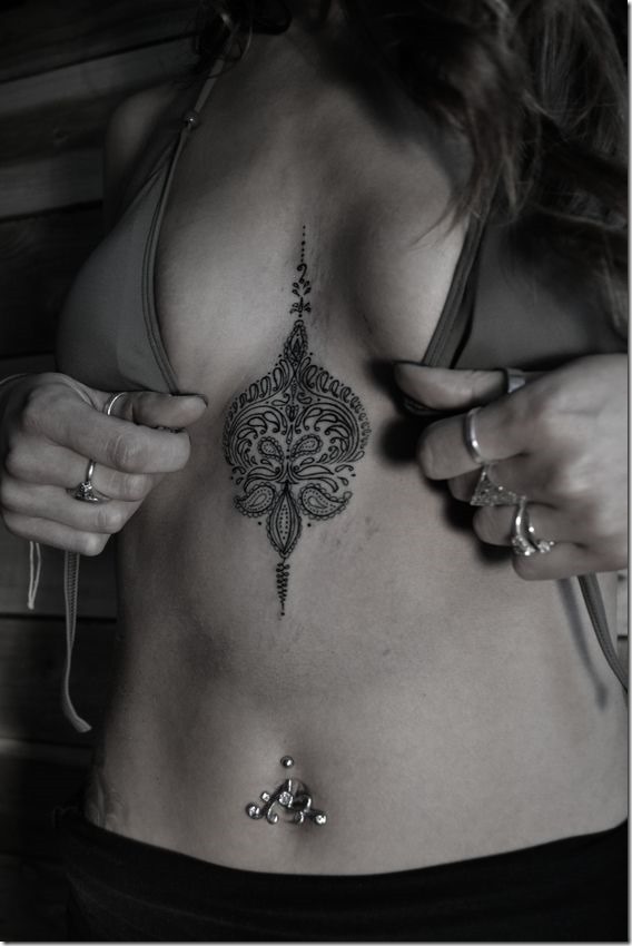 lignes_dlicates_sternum_tatouage