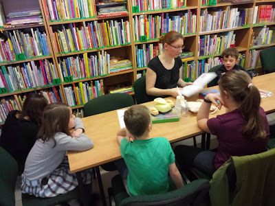 Na zdjęciu bibliotekarz pokazuje co jeszcze będzie potrzebne do stworzenia Nudzimisia