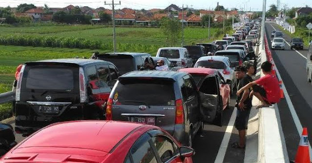  Macet Terparah Sepanjang Sejarah, Pemudik: "Urus Mudik Saja Pemerintah Tak Becus!" 