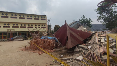 Sebuah Gedung Sekolah di Palembang Roboh Hingga Nyaris Rata dengan Tanah