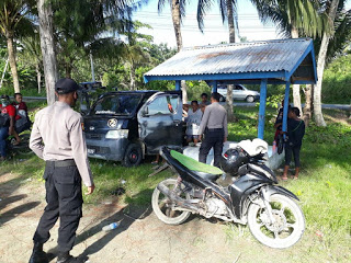 Polisi Tegur Warga Yang Berekreasi di Pantai Holtekam Saat Pembatasan Aktivitas