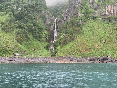 知床半島の滝（名前不詳）