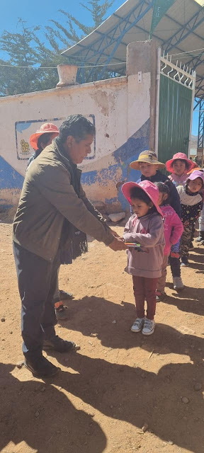 Nahezu 300 Schüler haben heute Schulmaterialien in Huancarani erhalten. Danke an alle unsere Spender und Segen aus Bolivien.