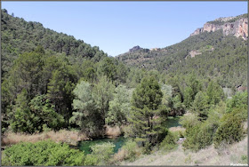 Vista del Convento De San Miguel De Las Victorias (Priego) con el Río Escabas en primer término