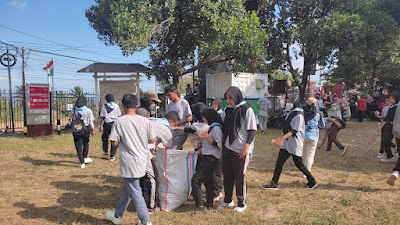 Patut Ditiru! Ekskul Pencinta Alam SMAN 1 Suela Bersihkan Sampah Kontingen Pawai Alegoris