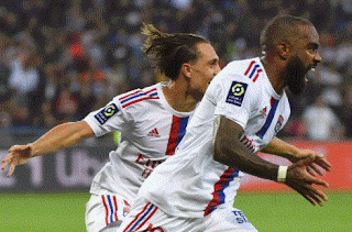 Deux joueurs de l'OL célébrant un but