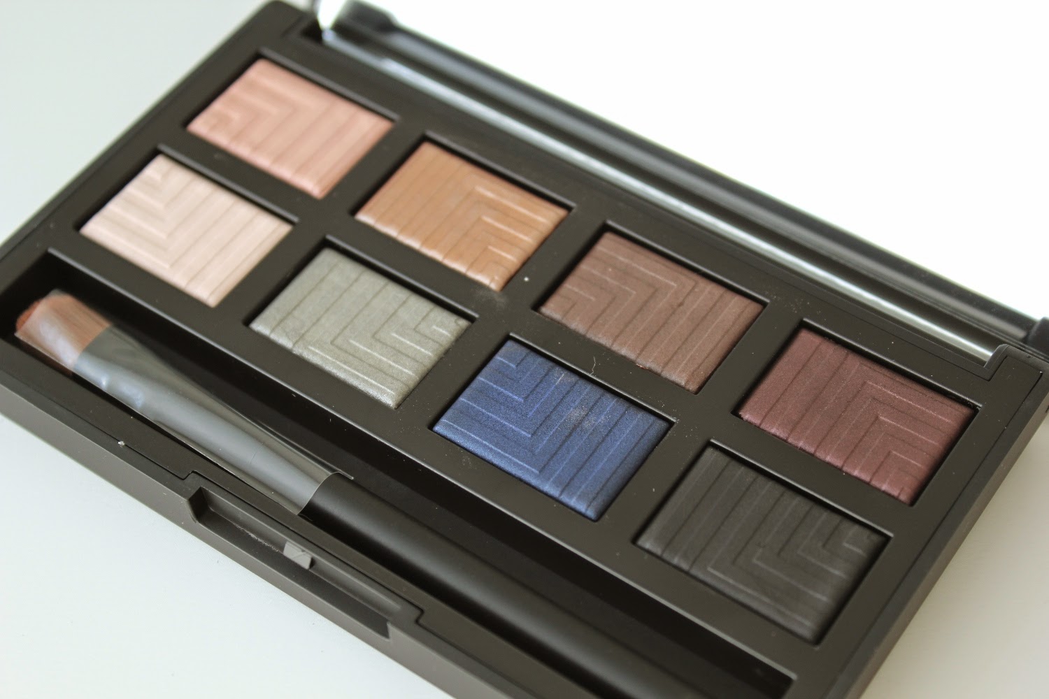 http://chroniquedunemakeupaddict.blogspot.com/2015/02/makeup-avec-la-palette-dual-intensity.html