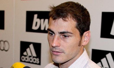 Casillas talking with the media after Zaragoza game