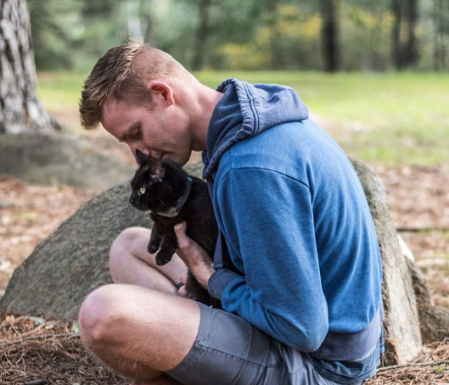  Guy equal Job and Sells Everything He Owns simply to Travel along with his Cat   