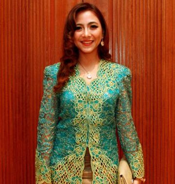 Foto Baju Kebaya Modern Artis Nadia Vega Cantik 