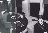 Os quatro Beatles no trem, durante viagem de Nova Iorque para Washington