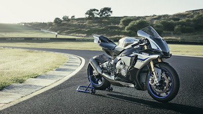  2016 Yamaha YZF R1 & YZF R1M isa reacing track