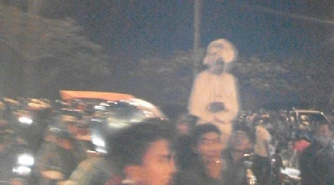 Gempar,Hantu Pocong juga Muncul di Tahun Baru, Ini Fotonya