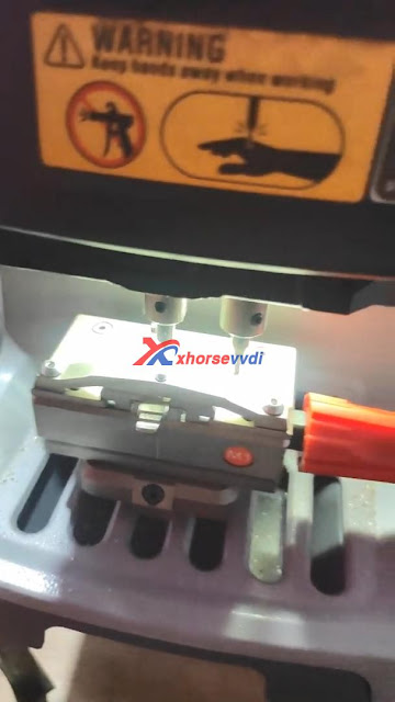 Xhorse VVDI Max with Dolphin XP005 to cut a Mahindra Bolero Key  06