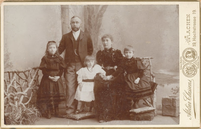 Retrato de una familia, donde la niña esta ayudada por un aparato de sujeción en 1893. En esta ocasión opino que la niña esta muy viva.