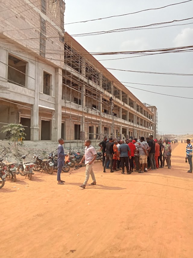 2023: Ikpeazu joins Ariaria traders for New Year prayers @Construction  site