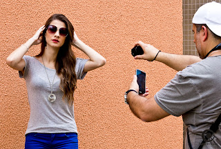 Lookbook com celular e câmeras compactas