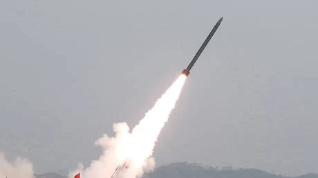 كوريا الشمالية تطلق صاروخا باليستيا عابرا للقارات "لبث الخوف في نفوس الأعداء"
