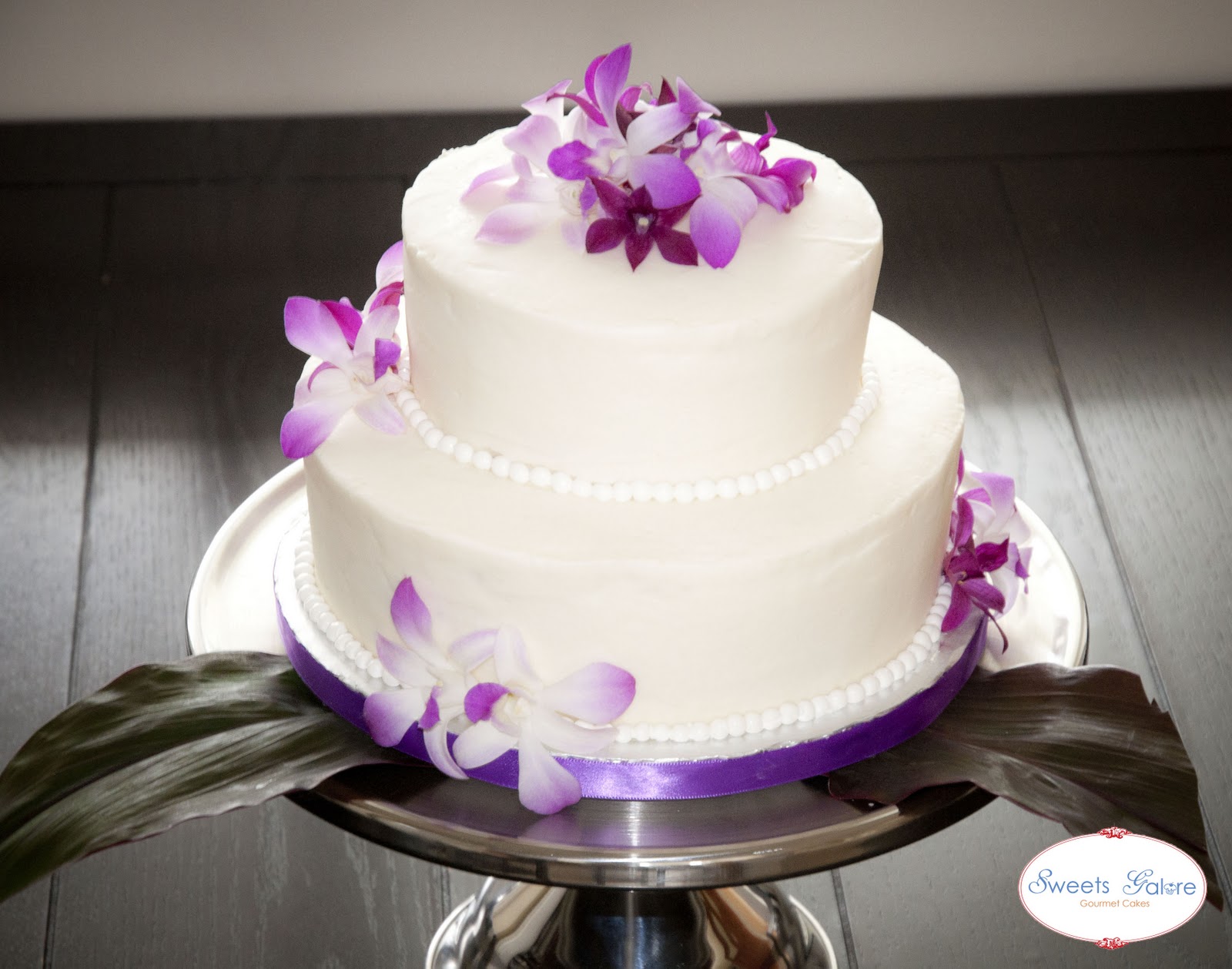 wedding cake decorations flowers  . The flowers used to decorate the cake are fresh singapore orchids