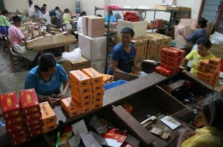 Pembahasan kali ini fokus wacana penerapan prinsip ekonomi dalam kegitan ekonomi Penerapan Prinsip Ekonomi Produsen dan Konsumen