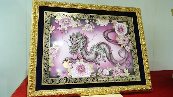 ▲麥森瓷器特展《祥龍迎春》壁畫。（記者林明佑攝）