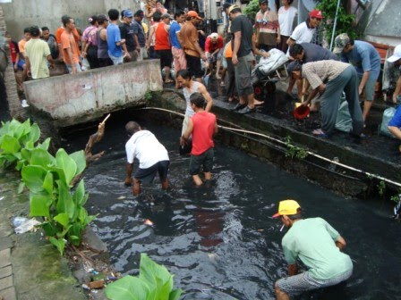 Kerja bakti bersih-bersih lingkungan