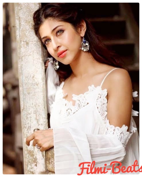 Biography and wallpapers of Sonarika Bhadauria.