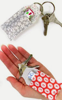 http://translate.googleusercontent.com/translate_c?depth=1&hl=es&rurl=translate.google.es&sl=ru&tl=es&u=http://www.sew4home.com/projects/fabric-art-accents/scrapbusters-lip-balm-key-ring-mini-case&usg=ALkJrhjsPdAhsmdr1Ne3ws_juKWmbx75iw