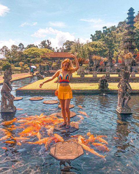 Cái tên Tirta Gangga của cung điện có nghĩa "nước chảy từ dòng sông Ganges". Nơi đây còn được biết tới như một mê cung nước với hệ thống hồ, đường dẫn nước phức tạp và các đài phun hình tháp lộng lẫy bố trí khắp nơi trong vườn. Trong đó, đài phun nước trung tâm có 11 tầng.