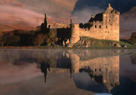 Castelo de Kilchurn numa ilha do lago Loch Awe