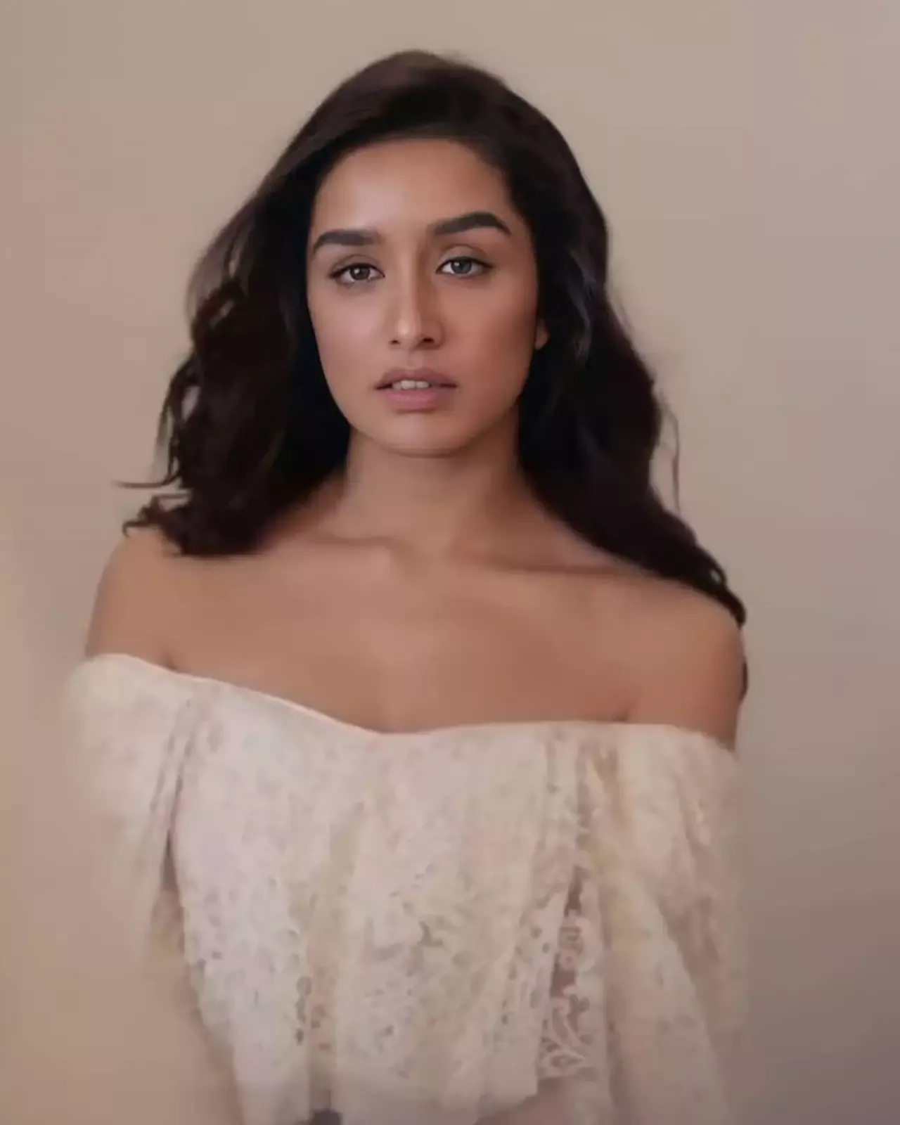 shraddha kapoor off shoulder stylish look