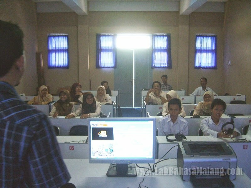 https://res.cloudinary.com/daydapk4h/image/upload/v1518081682/laboratorium-bahasa_lwhyxz.jpg