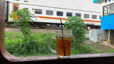 Cemoro Pang, Ngopi Sambil Lihat Kereta Api di Blitar