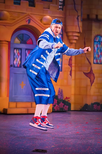 Buttons played by Ben Parsley on stage at Harlow Playhouse