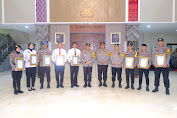 Kapolda Sulsel Beri Penghargaan Personil Polda Sulsel Yang Berprestasi Dalam Tugas dan Giat Kepolisian