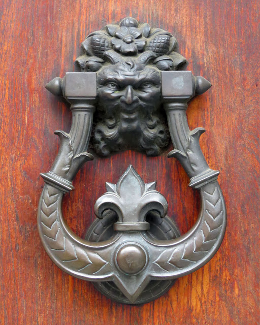 A door knocker, Via Magenta, Livorno