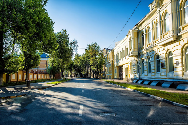 Городская улица среди домов и деревьев