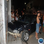 . ao bater no fundo de uma motocicleta e deixando duas mulheres feridas; (batida)