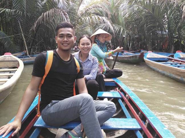 menaikin sampan di sungai mekong