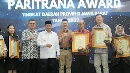 Wagub Uu Ruzhanul Serahkan Penghargaan Paritrana Award Tingkat Jabar Tahun 2022