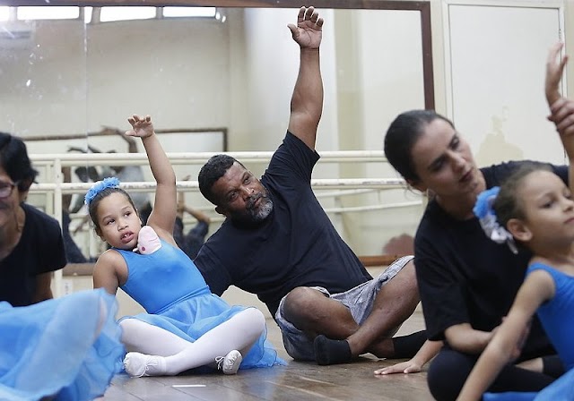 Pedreiro enfrenta preconceito e aprende balé para ajudar filhas autistas