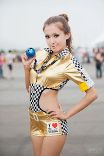 Essanne Yuxuan Singapore Sexy Model Sexy Golden Leather Dress In Race Car Show 8