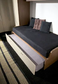 Dormitorio personal con closet curvo en la esquina