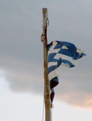 Κατέβασαν την Ελληνική σημαία και τους πρόλαβαν πριν την κάψουν