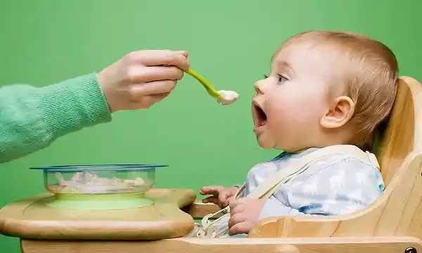 تغذية الطفل في الاشهر الاولى من عمر
