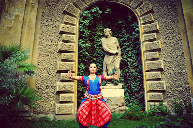 Odissi MUSEO NAZIONALE d'ARTE ORIENTALE  "GIUSEPPE TUCCI" Roma, Sabato 28 settembre, ore 17 in occasione delle Giornate Europee del Patrimonio 2013 "Shiva: Creazione e distruzione nella danza"  conversazione con Serena Autiero dimostrazione di danze classiche dell'India  a cura di Marialuisa Sales e Grazia Gentili.  I templi dell'India meridionale presentano complessi programmi iconografici in cui molto spazio è dato alla danza: nelle figure isolate così come nei cicli di rilievi o di dipinti  troviamo la rappresentazione di  posizioni coreutiche; ne è un esempio il gigantesco tempio di Chidambaram nella regione del Tamil Nadu, dedicato a Shiva nella sua forma di Nataraja, re della danza: nei portali monumentali campeggiano i 108 karana, le posizioni della danza del Natya Shastra, l'antico trattato dedicato alle arti performative. La complessa iconografia di Shiva Nataraja, emblema dell'eterno ciclo di creazione e distruzione degli universi, cela importanti suggestioni mitiche e valenze sociali. Decorazione templare e rappresentazione di Shiva Nataraja, questo dunque il tema della conversazione offerta dal Museo in occasione delle Giornate Europee del Patrimonio: attraverso il linguaggio dell'arte scultorea, i visitatori saranno introdotti alla performance di danze classiche dell'India del sud. A cura dell'Associazione "Vidya" – Arti e Culture dell'Asia Foto: Merionj Barbieri [MjB]