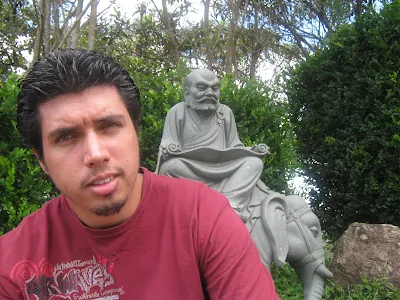 Esse sou eu perto da estátua de um buda meditando sobre um elefante