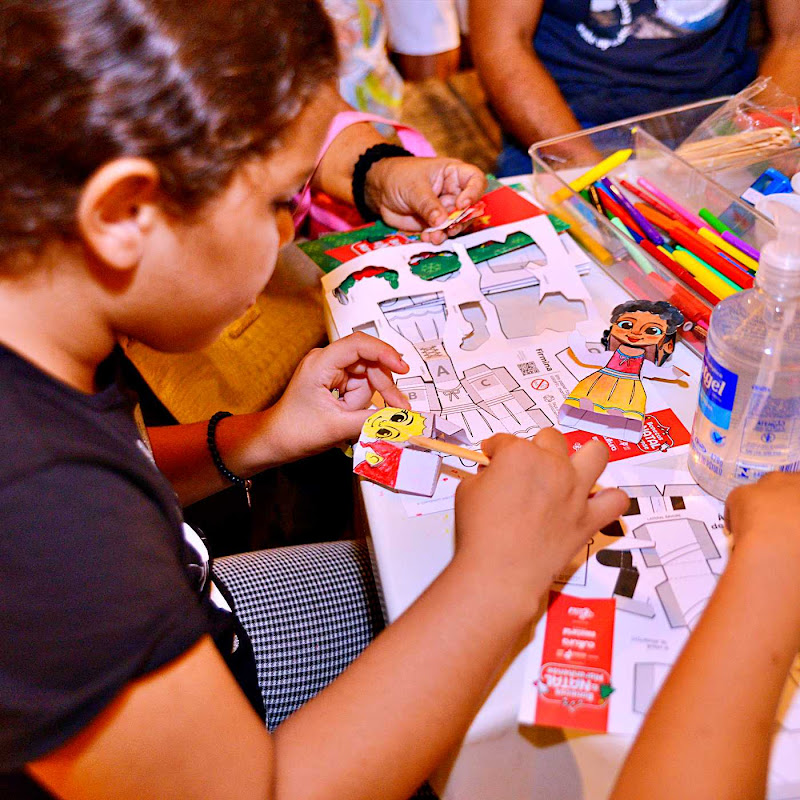 Crianças se divertem em oficina do projeto Bonecos do Natal Maranhense