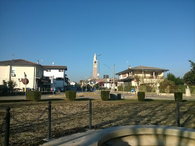 Il campanile di Santandrà di Povegliano visto dal Parco Ponte della Mola